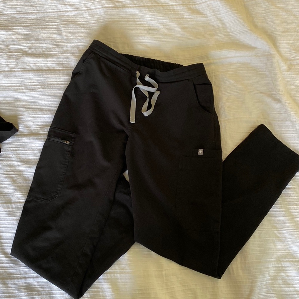 FIGS black yola skinny regular length scrub pants